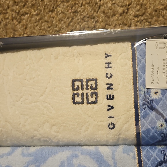 Givenchy - Picture 4 of 5